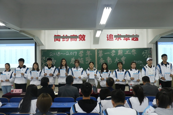 4.获奖学生接受表彰.jpg