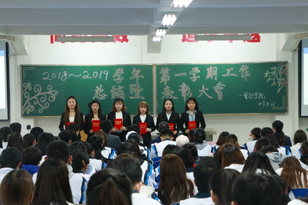 8.获奖教师合影.jpg