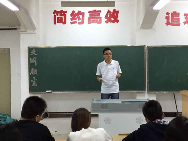 赵老师参加13级座谈会.jpg