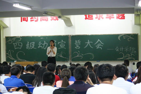 1-张婷婷老师主持大会.JPG